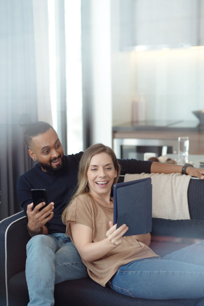 兴奋的情侣在线观看节目图片下载