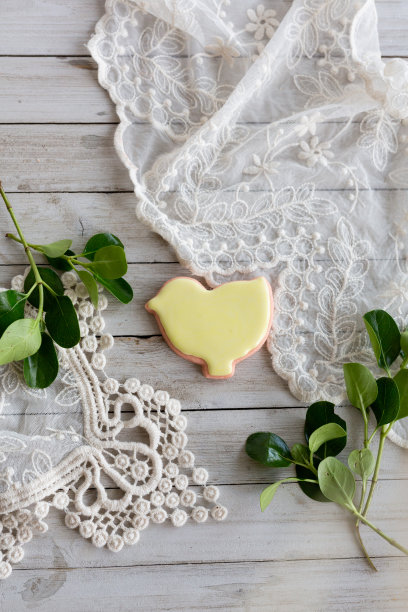 粉色复活节形状的糖霜糖饼干图片下载