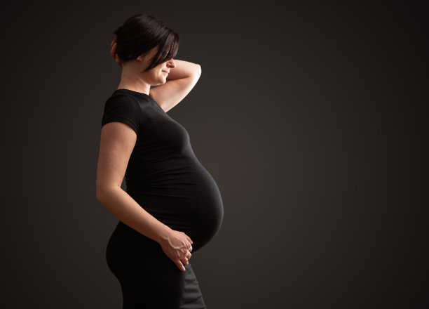 年轻漂亮的黑头发孕妇图片下载