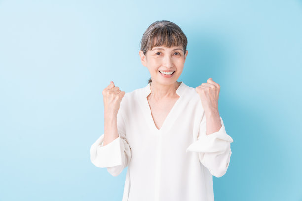 微笑的老年妇女图片下载