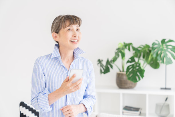 使用智能手机的老年妇女图片下载