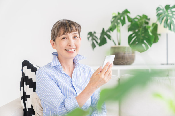 使用智能手机的老年妇女图片下载