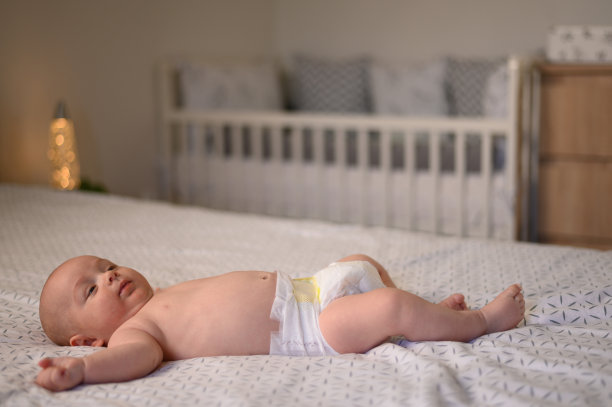 可爱可爱的宝宝躺在床上图片下载