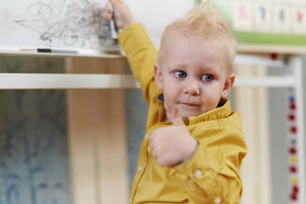 趣味与学习:可爱的小男孩在黑板上涂鸦图片下载