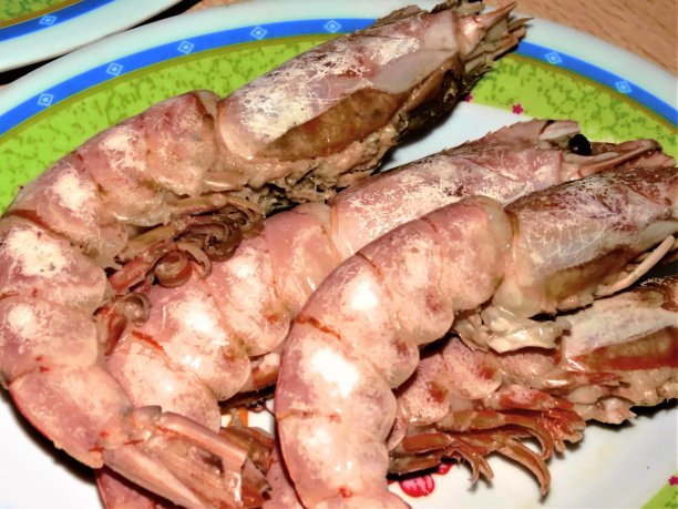 盘子里的皇家大虾。虎虾。图片下载