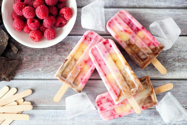 树莓，巧克力，香蕉，酸奶冰棒，桌子上的乡村木材图片下载