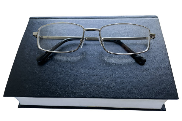 黑色的书和眼镜在白色的背景，孤立图片下载