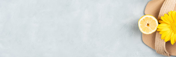 夏季时尚概念草鞋绿松石背景黄色花朵和柠檬图片下载