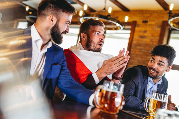 男球迷们尖叫着，在电视上看足球比赛，在酒吧里喝啤酒图片下载