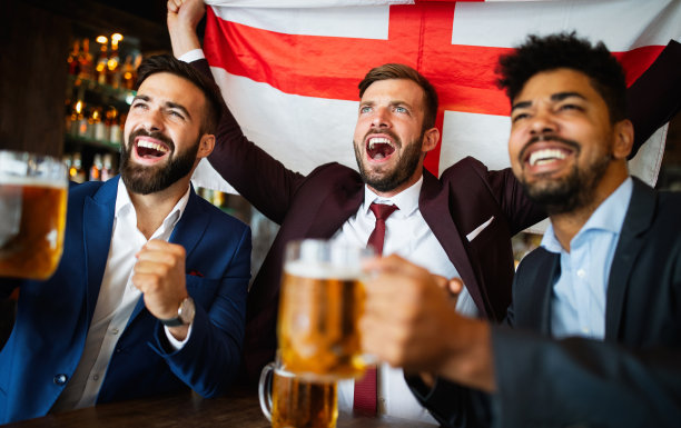 一群朋友在酒吧看足球比赛，喝啤酒图片下载