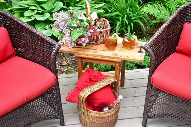 户外露台座位放松在美丽的景观小空间后院夏季下午在家度假图片下载