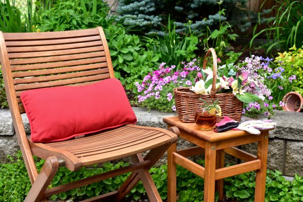 户外露台座位放松在美丽的景观小空间后院夏季下午在家度假图片下载