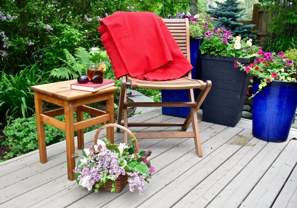 户外露台座位放松在美丽的景观小空间后院夏季下午在家度假图片下载