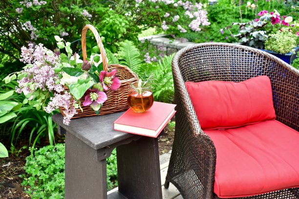 户外露台座位放松在美丽的景观小空间后院夏季下午在家度假图片下载
