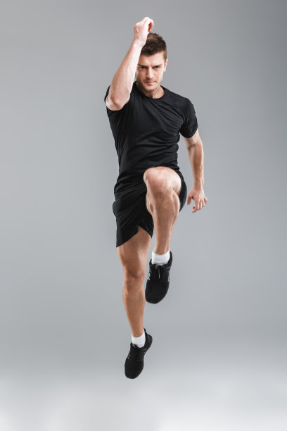 一个充满动力的年轻运动员的全身像图片下载