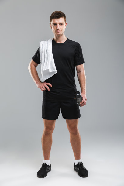 一个专注的年轻运动员的全身肖像图片下载