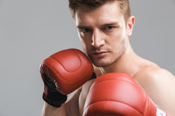 一个集中的赤膊运动员的特写肖像图片下载