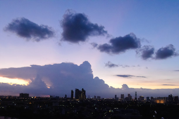 夜幕降临前，城市上空出现一团乌云图片下载