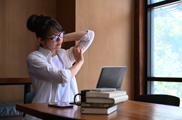 年轻的亚洲女性设计师在她的工作场所放松。图片下载