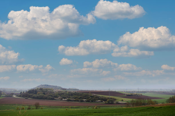 这是一张在蓝天白云下拍摄的德国埃因贝克萨尔斯德海顿的风景照片图片下载