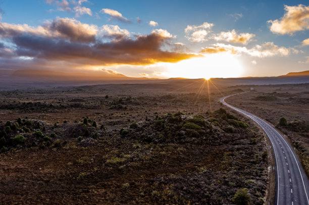 黎明时分，在前往新西兰国家公园鲁阿佩胡山的路上图片下载