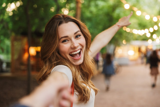 愉快的年轻女孩的特写指向远方图片下载