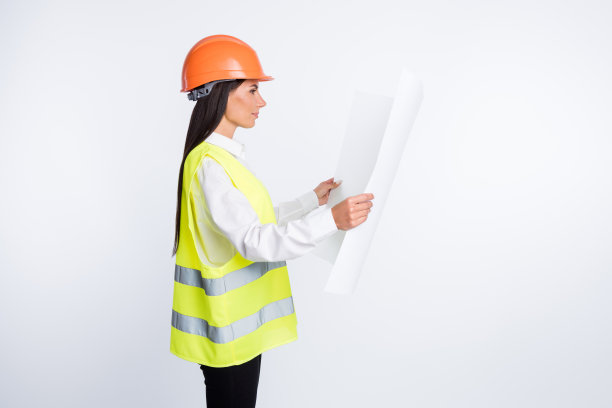 工匠夫人的资料照片，手持大纸卷手表计划，戴头盔，衬衫，背心孤立的白色背景图片下载