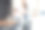 小女孩吃饼干。母亲和她的小女儿在室内厨房里图片下载