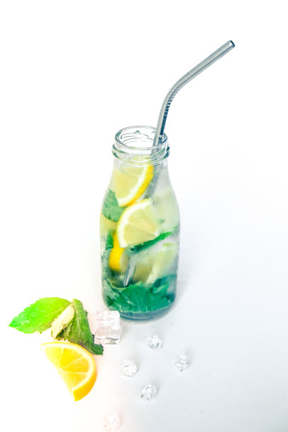 莫吉托清新鸡尾酒与生态金属饮用吸管，酒精饮料。柠檬水，柠檬和薄荷叶在明亮的背景。冰块。夏日提神排毒饮品。清洁饮食，健康生活理念图片下载