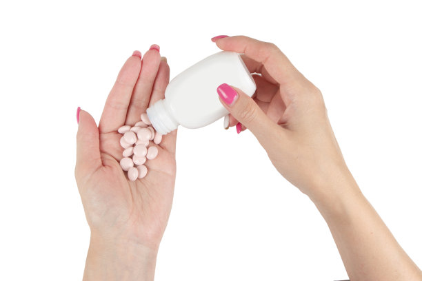 双手装满药丸孤立在白色背景图片下载