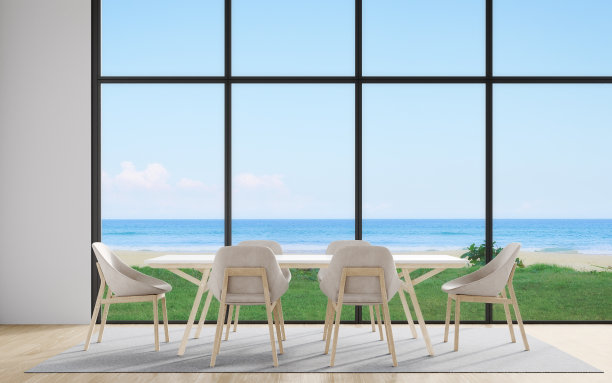 现代住宅或豪华酒店的大型餐厅的餐桌配椅和木地板地毯。图片下载