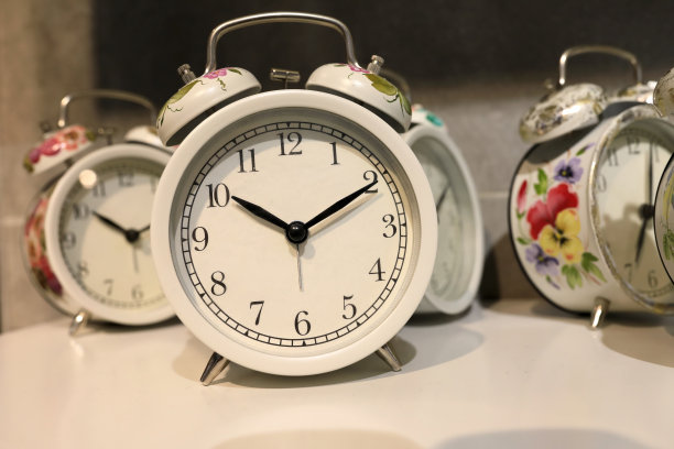 架子上的圆形闹钟图片下载