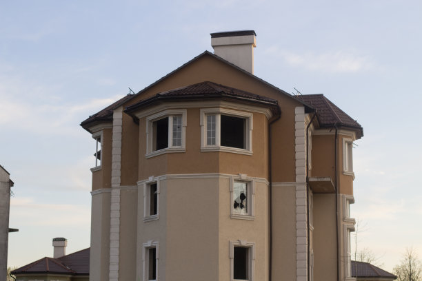 被遗弃的乡间别墅。没有窗户的小屋。图片下载