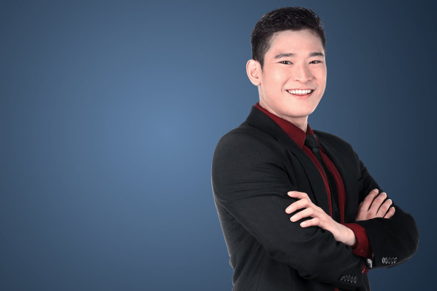 双臂交叉站着的亚洲商人图片下载