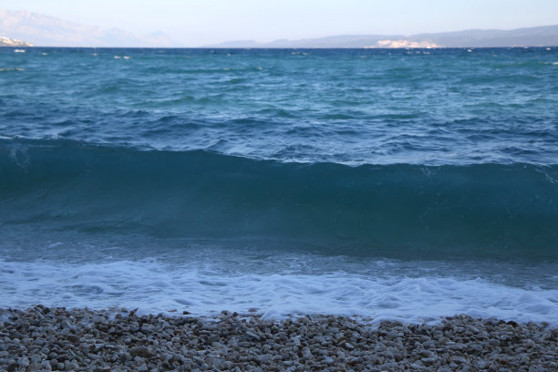 海滩上的波浪图片下载
