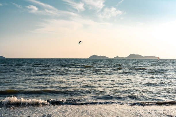 波浪翻滚着冲到沙滩上图片下载