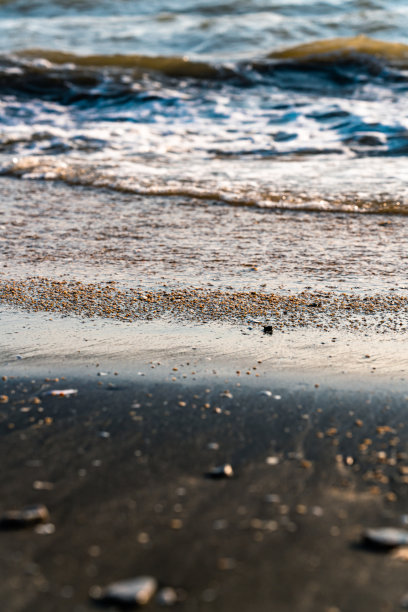 波浪翻滚着冲到沙滩上图片下载