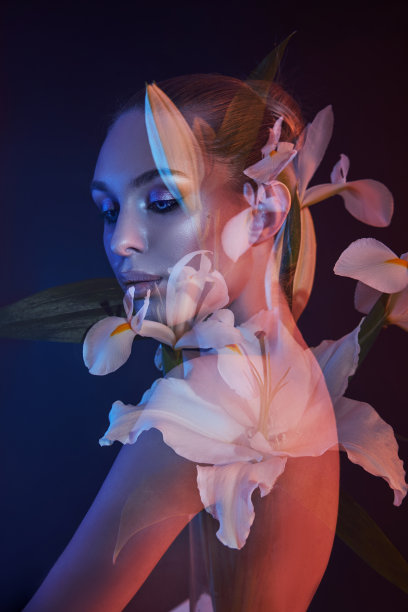 美女花的脸用双重曝光的女人。一个女孩的肖像霓虹灯和颜色，专业化妆，的女人的背部，鲜花在头上图片下载