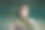 热带肖像性感的女人在树叶棕榈树。亮绿色的妆，少女脸上棕榈叶的阴影。美丽的妆图片下载