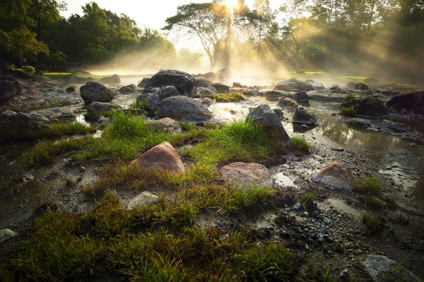 Chae Son国家公园，温泉在岩石地形与薄雾和晨曦的阳光透过树枝，南邦省，泰国。图片下载