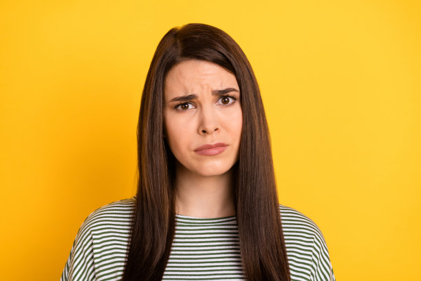 照片上沮丧绝望的女人皱眉哭泣看相机穿条纹衬衫孤立黄色背景图片下载