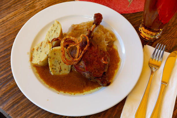 烤鸭配泡菜，土豆饺子和洋葱图片下载