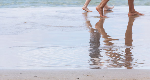 海边行人倒映在水中图片下载