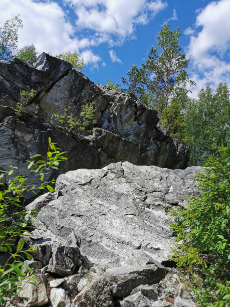 在一个阳光明媚的夏日，鲁斯科亚拉山公园里被树木环绕的凯瑟琳大理石悬崖。图片下载