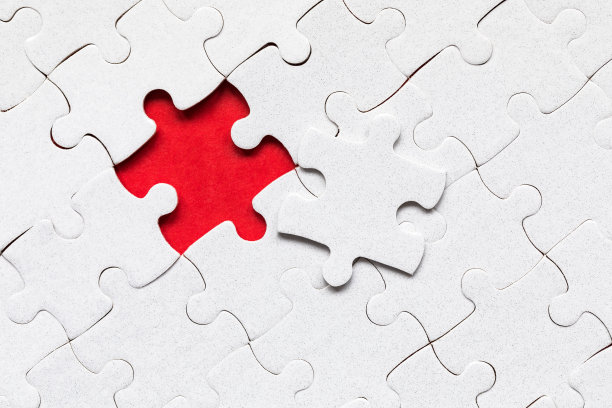 未完成的白色拼图碎片。填上拼图的碎片。用缺失的碎片完成拼图游戏。折叠的白色拼图碎片。图片下载
