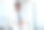 这是一位年轻医生在办公室里使用平板电脑的照片图片下载