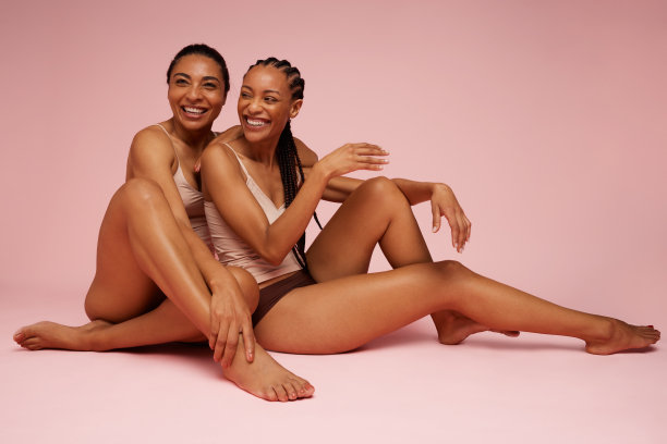 美丽的女性坐在地板上微笑图片下载