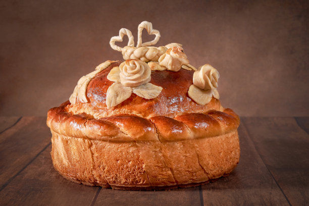 面包放在桌子上。面包婚礼蛋糕特写在一个黑暗的背景。节日蛋糕图片下载