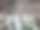混凝土墙旁的废弃铁厂。图片下载
