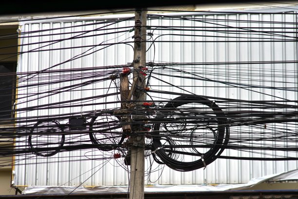 路中间有电线图片下载